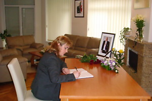 Užuojautų knygoje pasirašo užsienio reikalų viceministrė N.Gherman