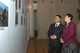 Ambasadorė Motulaitė ir Ministras Marinuta apžiūri parodą
